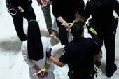 Suore e preti arrestati: recitavano il rosario per i bimbi migranti «incarcerati»