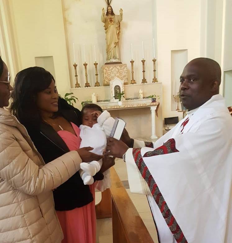 Il primo battesimo nella parrocchia africana