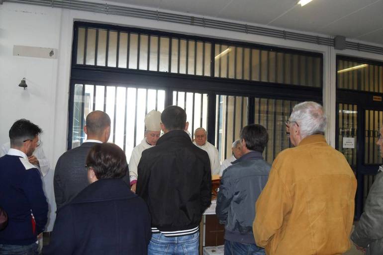 La cerimonia di premiazione dei vincitori  nel carcere “Le Sughere” di Livorno.
