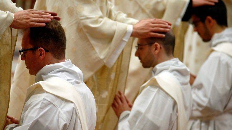Sacerdoti che si sposano o sposati che ricevono il sacerdozio?