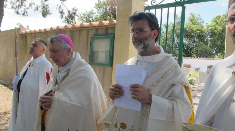 Il Vescovo insieme a don Cristian