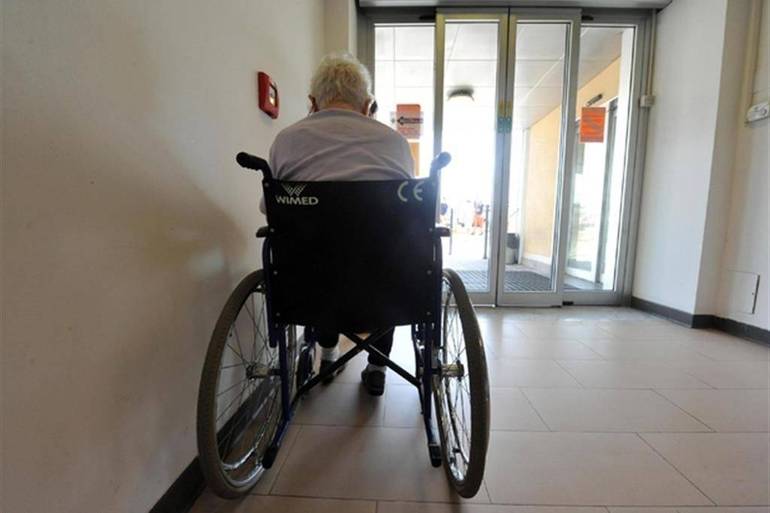 Gli anziani italiani non si curano più. Terapie costose e tempi lunghi
