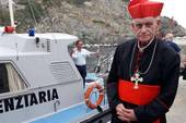Il cardinale Simoni consegna ai detenuti della Gorgona una lettera del Papa