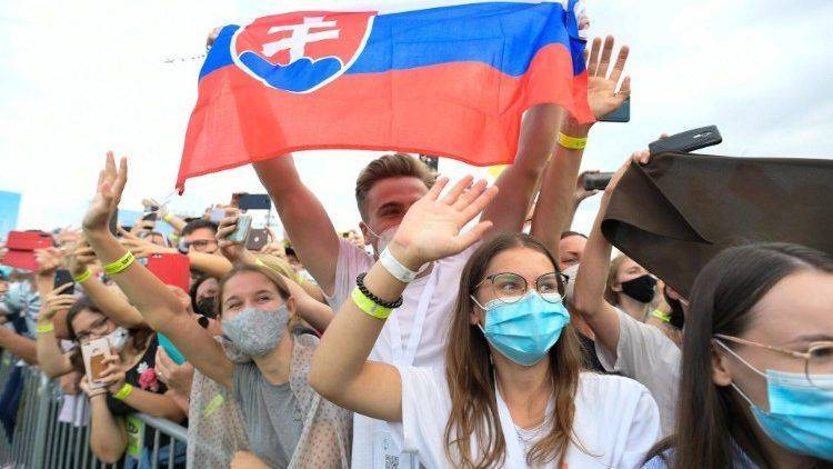 Il Papa ai giovani slovacchi: la vera rivoluzione è ribellarsi alla cultura del provvisorio