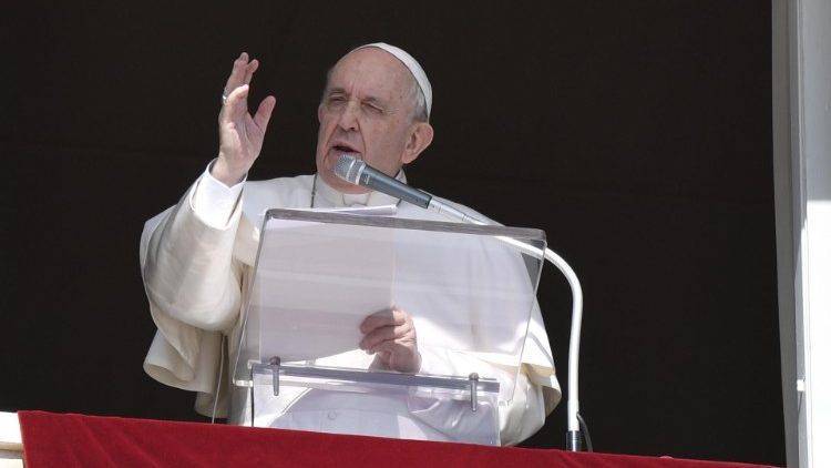 Il Papa: "Aiutiamo i rifugiati in Libia, sento le loro grida. Lì ci sono dei veri lager"