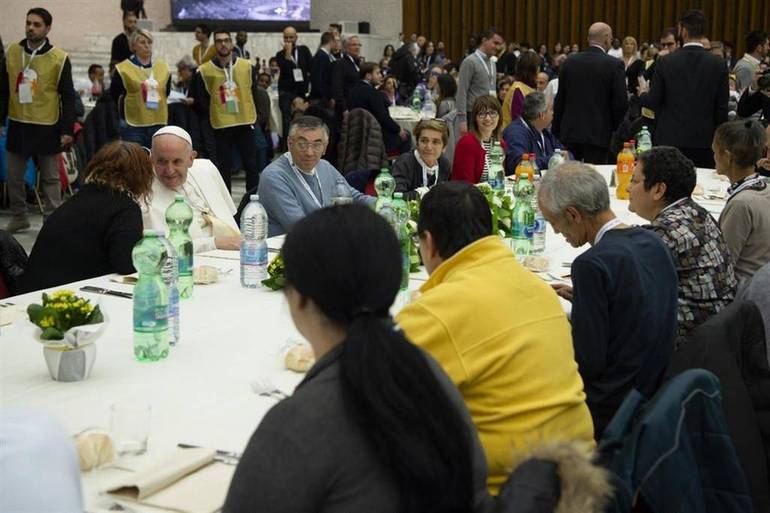 Il Papa: ignorare i poveri mette in crisi il concetto di democrazia