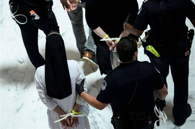 Suore e preti arrestati: recitavano il rosario per i bimbi migranti «incarcerati»